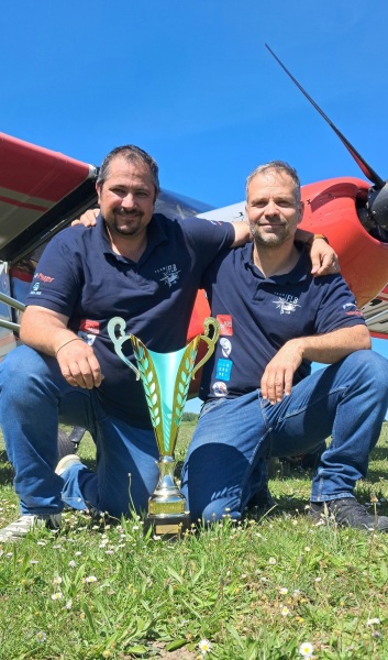 Bastien Mourier et Olivier Delaygue avec leurs trophées devant leur appareil